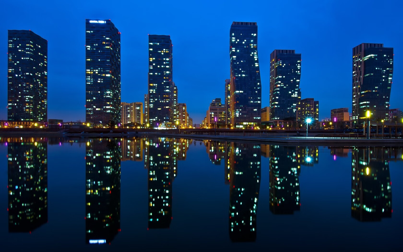 李冰洁泳池对决 展现中国选手韧性，李冰洁泳装